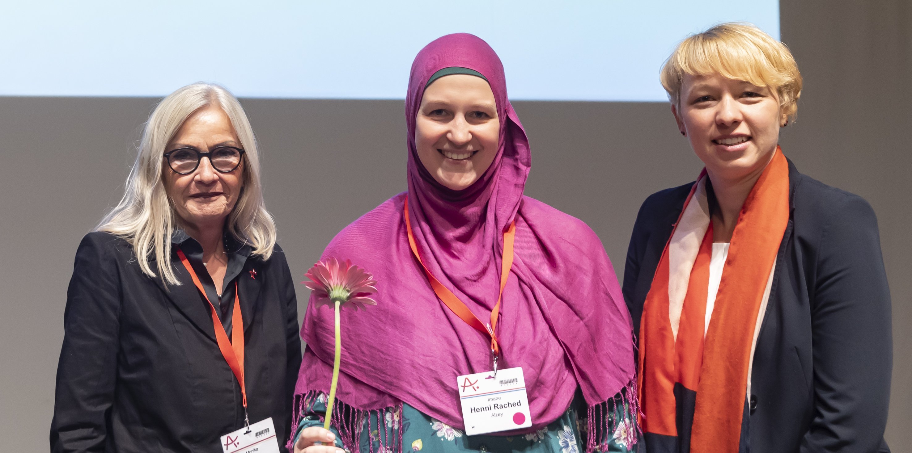 Monika Kaus, Vorstandsvorsitzende DAlzG mit Imane Henni-Rached von der Rheinhessen-Fachklinik Alzey und Saskia Weiß, Geschäftsführerin DAlzG