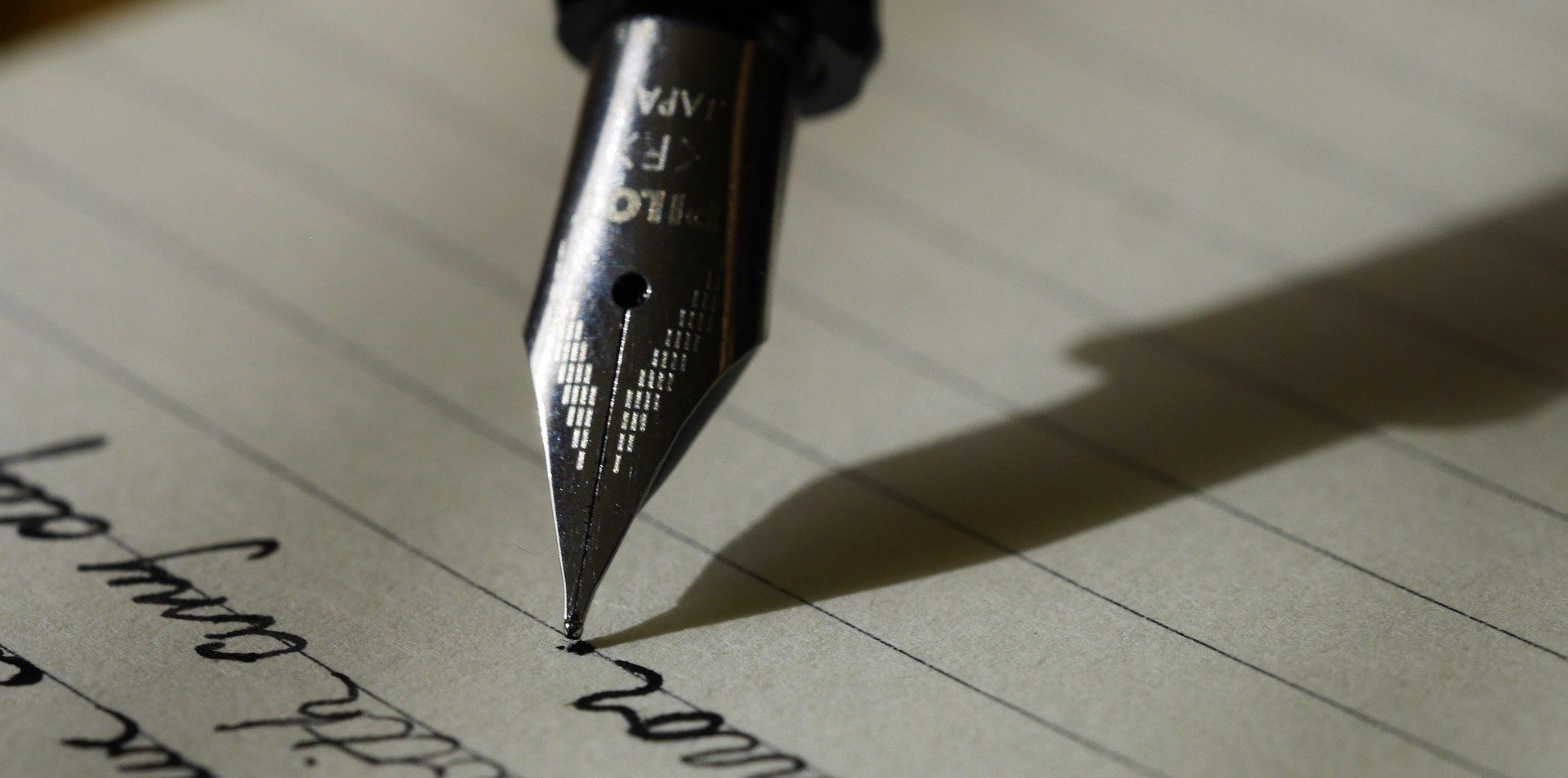 Federhalter schreibt auf Papier Federhalter schreibt auf Papier