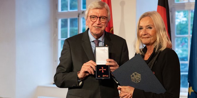 Volker Bouffier und Monika Kaus; Bildrechte: GHessische Staatskanzlei / Ralf Riehl Volker Bouffier und Monika Kaus; Bildrechte: GHessische Staatskanzlei / Ralf Riehl